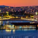 Πανοραμική νυχτερινή εικόνα του λιμανιού Θεσσαλονίκης και του παραλιακού μετώπου