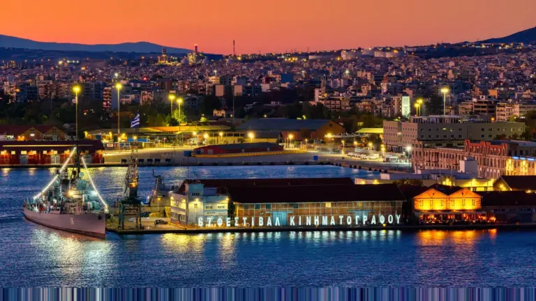Πανοραμική νυχτερινή εικόνα του λιμανιού Θεσσαλονίκης και του παραλιακού μετώπου