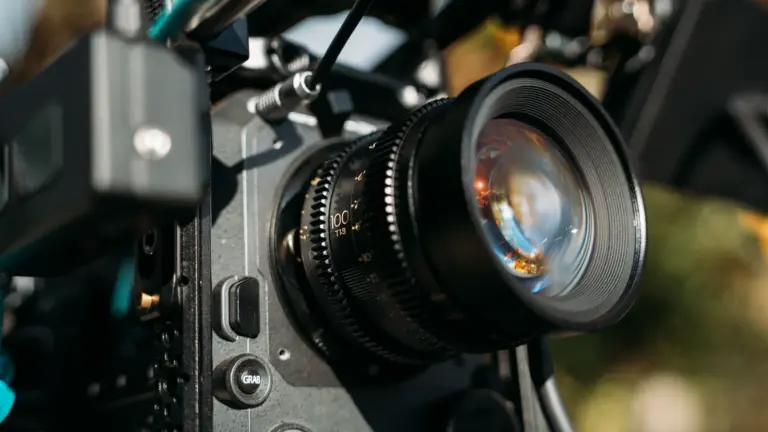 Thypoch Simera-C 100mm T1.9 σε επαγγελματική κινηματογραφική κάμερα