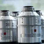 Πρωτότυποι κινηματογραφικοί φακοί IB/E Optics K70 από αλουμίνιο σε τραπέζι