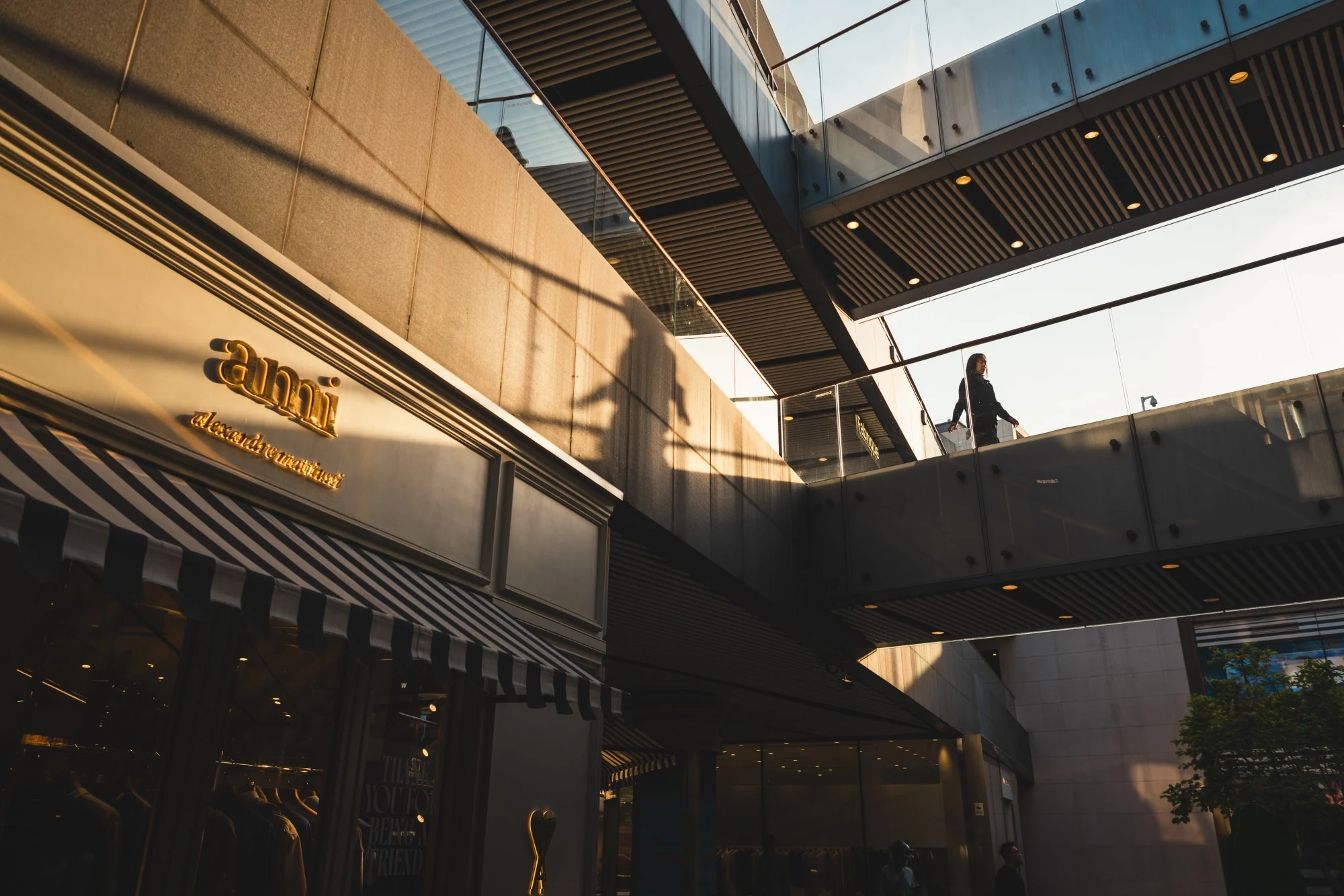 Αστική αρχιτεκτονική με γέφυρες και φως από τον TTArtisan AF 24mm