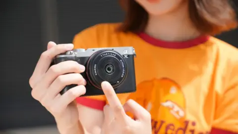 TTArtisan AF 24mm f/3.8 Mini: Ο full-frame autofocus φακός των 99 δολαρίων ζυγίζει μόνο 57 γραμμάρια