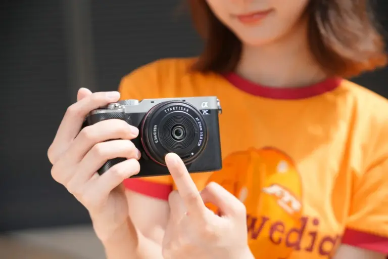Sony φωτογραφική μηχανή με τοποθετημένο τον TTArtisan AF 24mm f/3.8 Mini