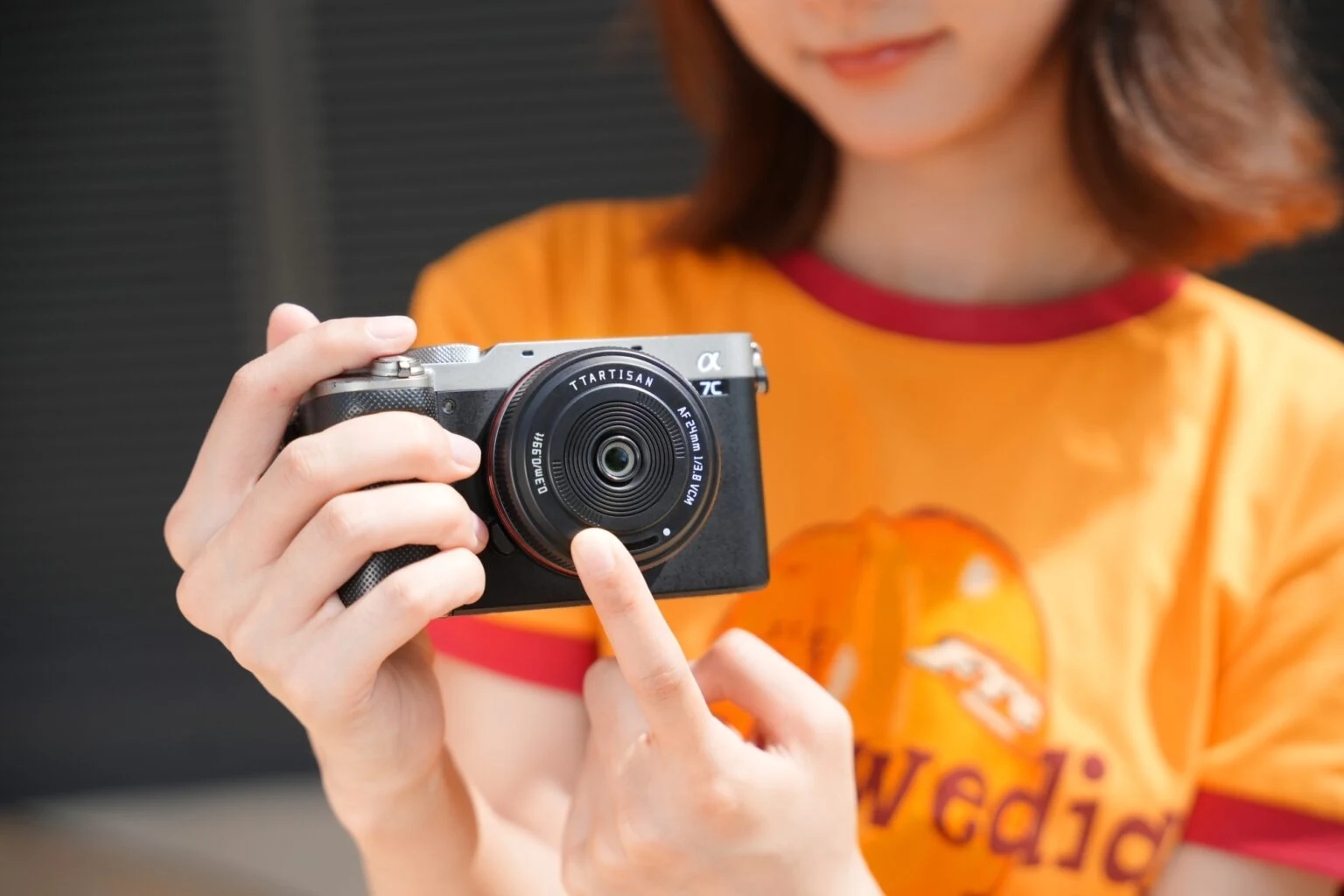 Sony φωτογραφική μηχανή με τοποθετημένο τον TTArtisan AF 24mm f/3.8 Mini