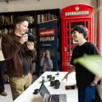 Φωτογράφοι σε εκδήλωση World Press Photo και Fujifilm δίπλα σε επιτραπέζια παρουσίαση εξοπλισμού