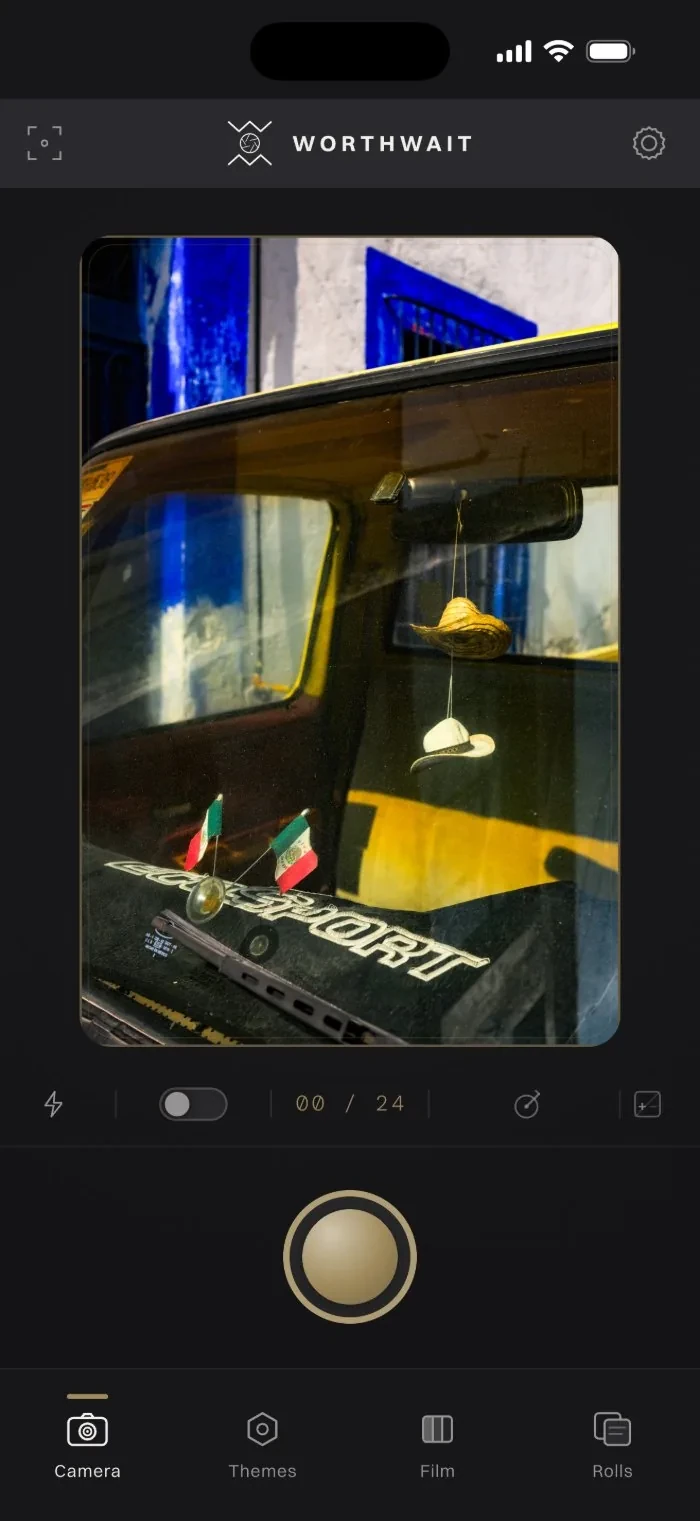 WorthWait camera viewfinder showing a 24-shot roll