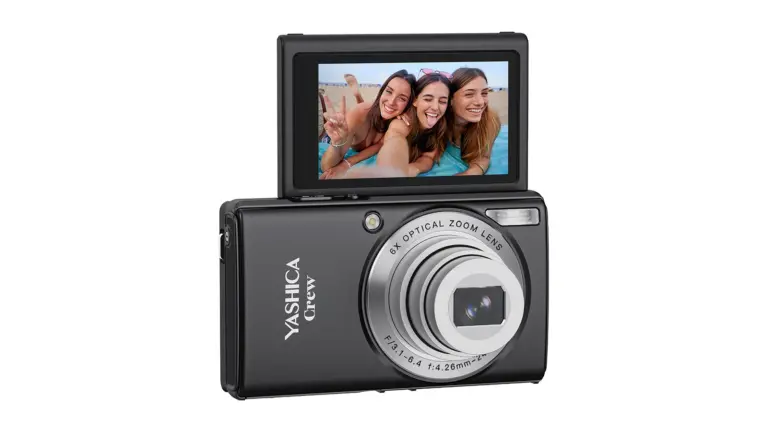 Μαύρη Yashica Crew με εκτεταμένο φακό και αναδιπλωμένη οθόνη που δείχνει τρεις φίλες